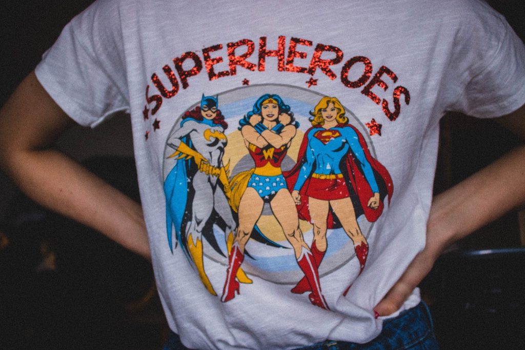Use a linguagem corporal para ser persuasivo! Foto de uma camiseta de super heróis.Photo by Kristina Paukshtite