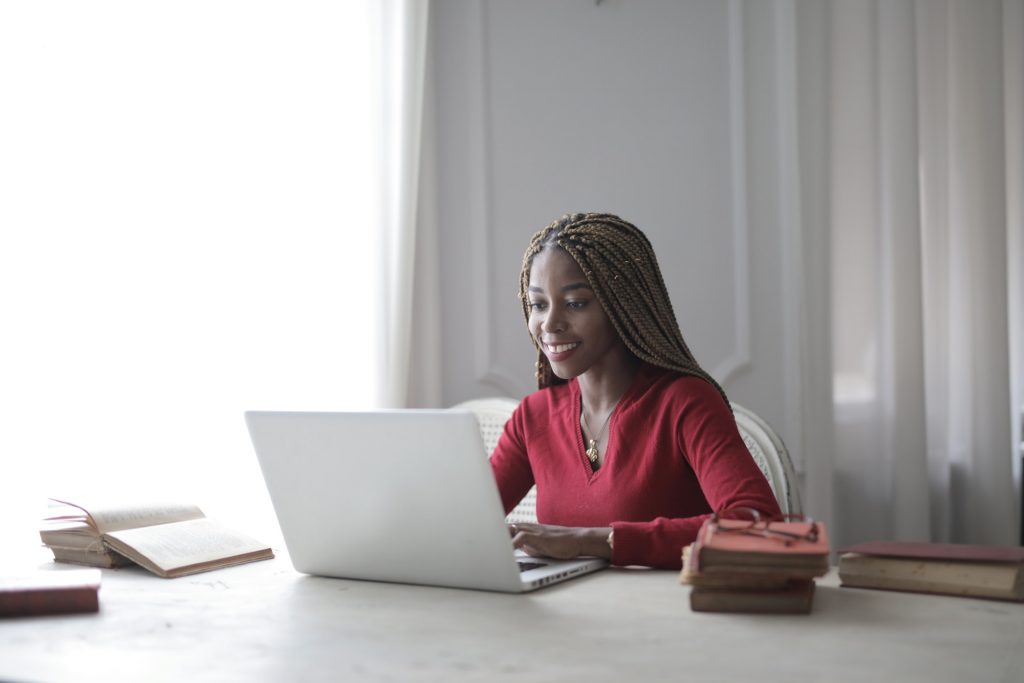 Mulher negra trabalhando com vendas na internet